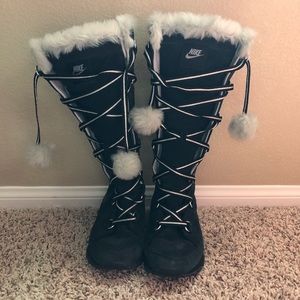 Nike - 6.5 -  Fur Lace Up Winter Boot with Pompoms